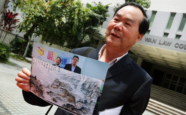 內(nèi)地畫家嫌送水慢扔杯砸空姐 在香港遭起訴(圖)