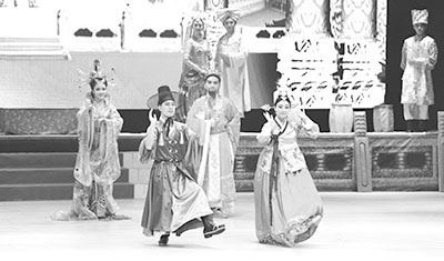 在韓國首爾上演的中國舞劇《絲路花雨》贏得當?shù)赜^眾陣陣喝彩。