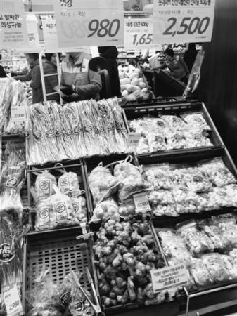 產(chǎn)自中國、韓國的農(nóng)產(chǎn)品共同擺在韓國超市里。