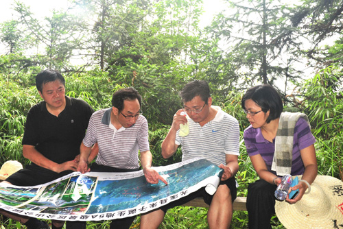 伍斌(右二)工作照