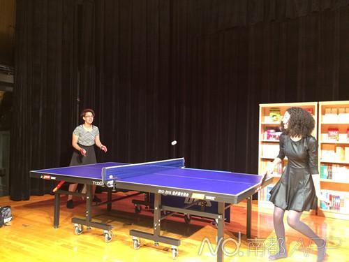 習近平贈送林肯中學《紅樓夢》和乒乓球桌