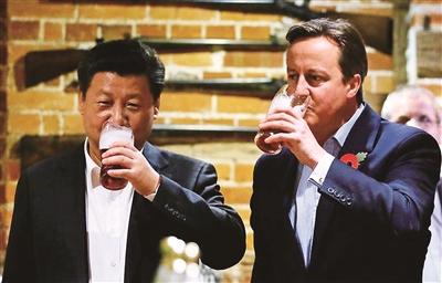 習近平參觀曼城俱樂部 獲贈球衣回贈蹴鞠