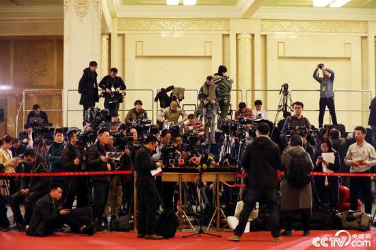 “部長通道”開啟前,中外媒體記者提前就位“排兵布陣”。