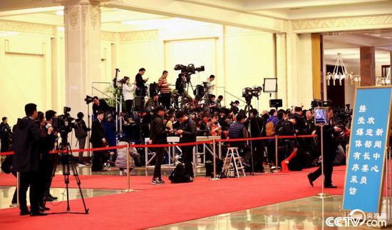 “部長通道”開啟前,中外媒體記者提前就位“排兵布陣”。