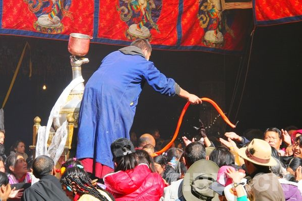 ��Ů�񡰼ӳ֡��^�ľƺ��ܚgӭ